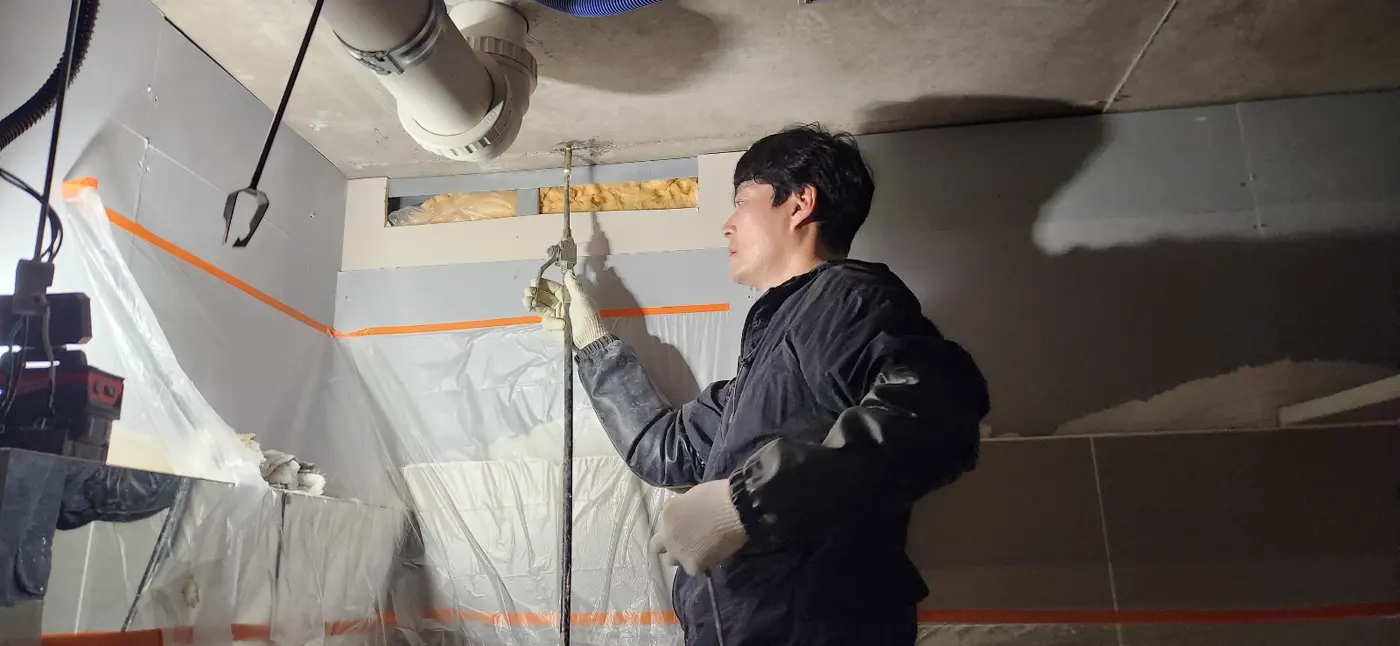 강남 거실누수 거실누수 천장과 바닥 점검 사진