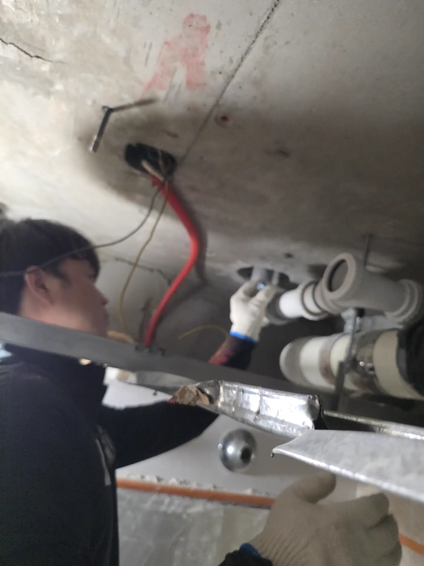 식당누수 식당 주방 바닥 누수 점검 현장 사진